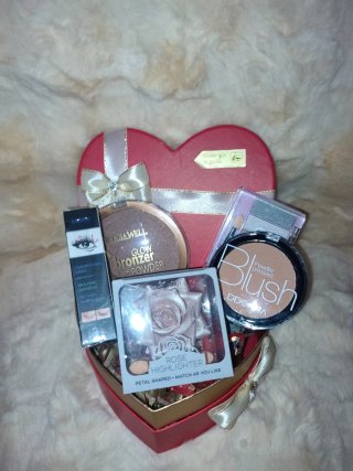 Cesta de Regalo con Set de Maquillaje