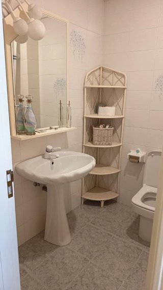 Conjunto de baño: espejo, lavabo y estantería