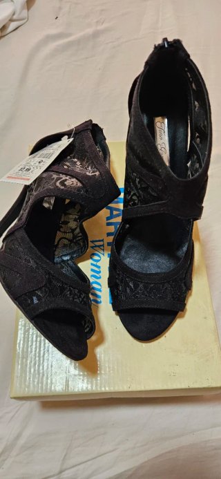 Sandalias de tacón de Tino Gonzalez con encajes