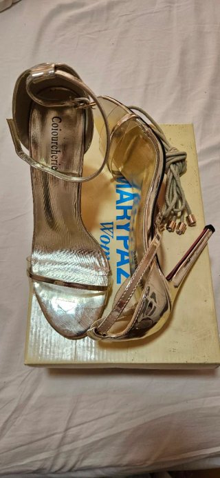 Sandalias de tacón doradas Coiourcherie