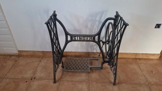 Base de mesa de coser antigua Singer