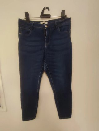 Pantalones en varios colores.