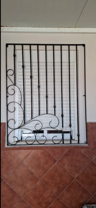 2 Ventanas con Rejas de Hierro Forjado