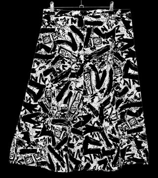 Falda blanca y negra con estampado graffitero