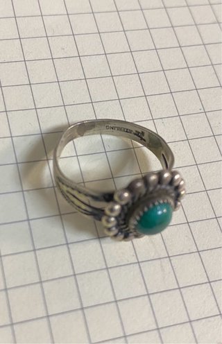 Anillo de Plata con Piedra Verde