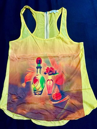 Camiseta de tirantes amarilla con estampado