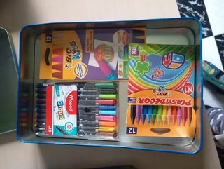 Caja metálica con material para colorear