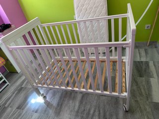 Cuna de bebé blanca con ruedas