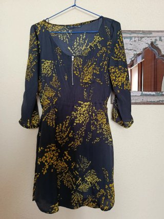 Vestido corto negro con estampado floral
