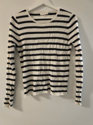 Camiseta de rayas blanca y negra
