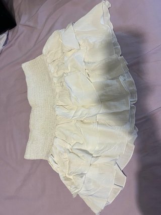 Falda corta con volantes blanca