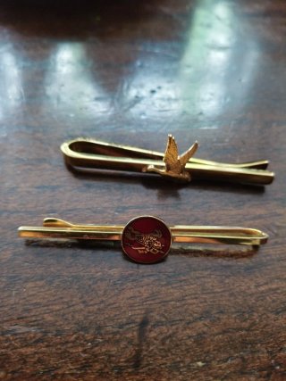 2 Pisacorbatas (1 Burberry)