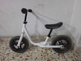 Bicicleta de equilibrio infantil blanca