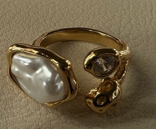 Anillo Dorado Ajustable con Perla y Piedra