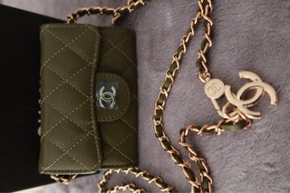 Bolso mini cadena dorada.