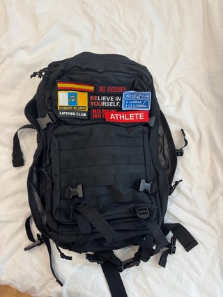 Mochila Negra con Parches desplegables