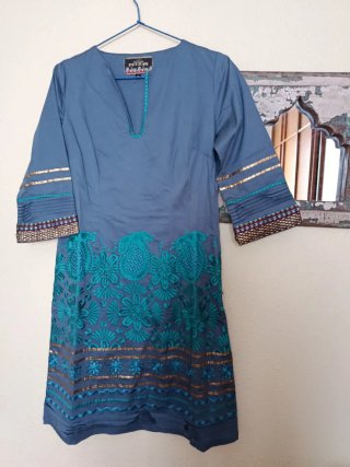 Vestido corto azul con bordados Niza