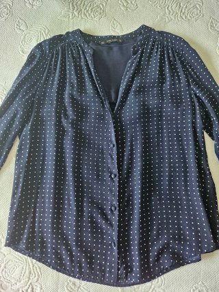 Blusa Zara azul marino con cuadritos blancos T L.