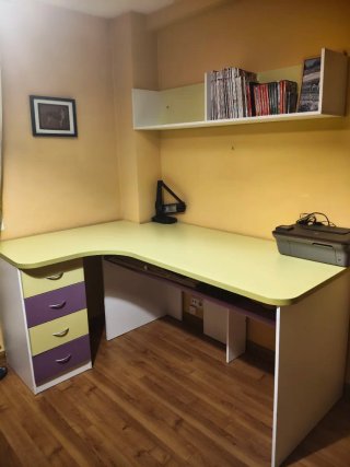Escritorio esquinero con baldas