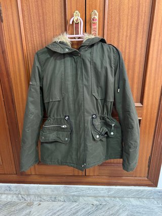 Chaquetón verde con capucha