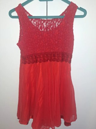 HALLOWEEN . Vestido rojo de encaje y gasa.