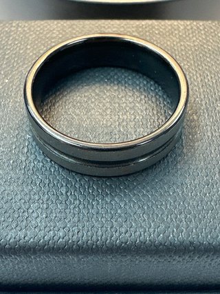 Anillo acero plateado con linea negra T21
