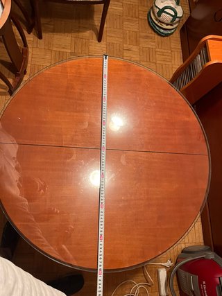 Mesa Redonda de Madera incluye cristal superior.