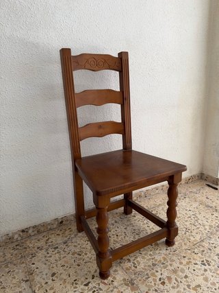 Silla de madera rústica