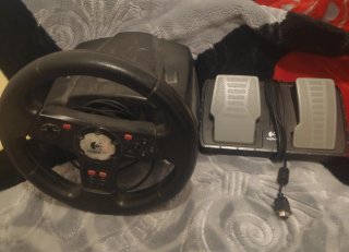 Volante y Pedales Logitech para Simulación