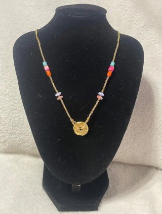 Collar Moneda Dorada y Cristales Colores Acero