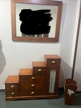Mueble de entrada con espejo y paragüero