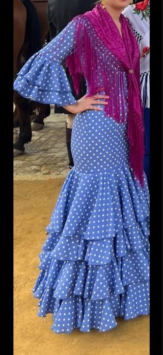 Traje de flamenca azul con lunares blancos