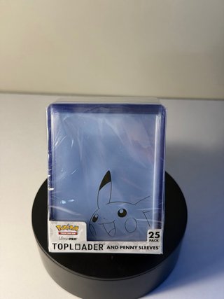 UP Pikachu Toploader y Sleeves | Stock disponible