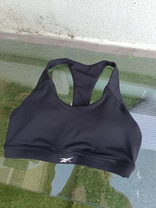 Top deportivo Reebok negro