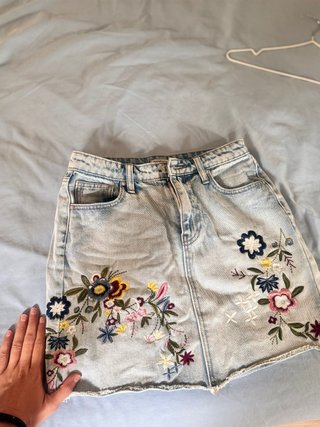Falda vaquera con bordados florales