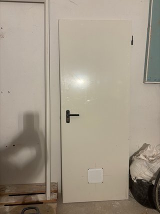 Puerta de trastero blanca