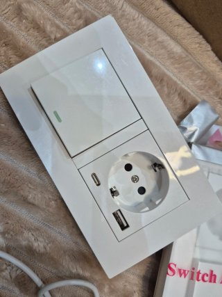 2 Enchufes con Interruptor y Puertos USB