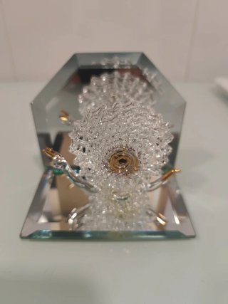 Figura de Caracol de Cristal sobre Espejo