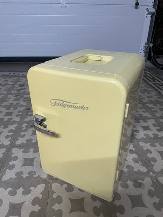 Mini nevera retro Fridgemaster crema