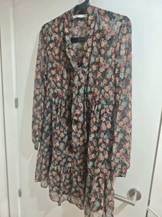 Vestido corto de flores Zara