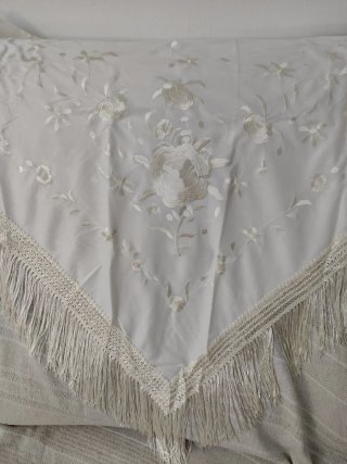 Mantón Blanco con Bordados