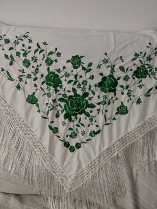 Mantón Bordado Blanco y Verde