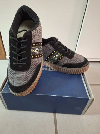 Zapatillas Mujer Gris y Negro con Abalorios