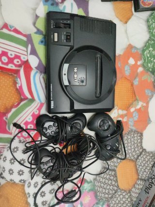 Console Sega Mega Drive con controller e giochi