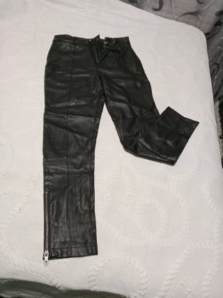 Pantalón de polipiel negro