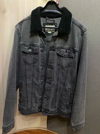 Cazadora vaquera negra Zara.