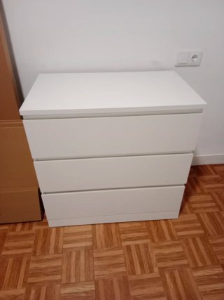 Cómoda de tres cajones blanca