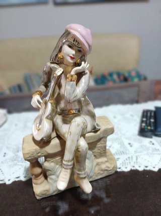 Figura de Porcelana de Mujer con Guitarra