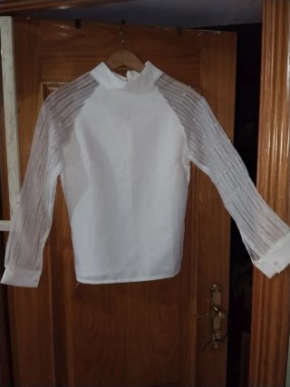 Blusa blanca de gasa con perlas