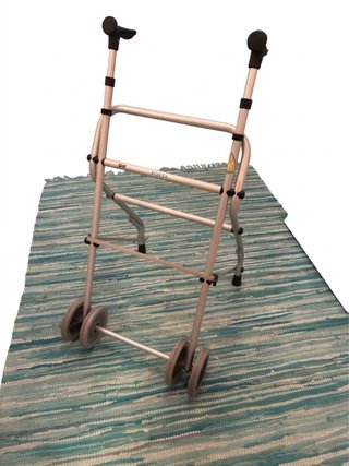Andador para personas mayores Forta AIR plegable